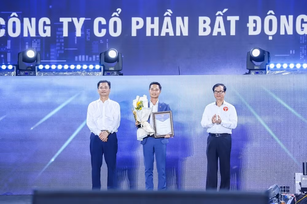 cen land lap cu dup giai thuong tai ngay hoi moi gioi bds viet nam hinh 1