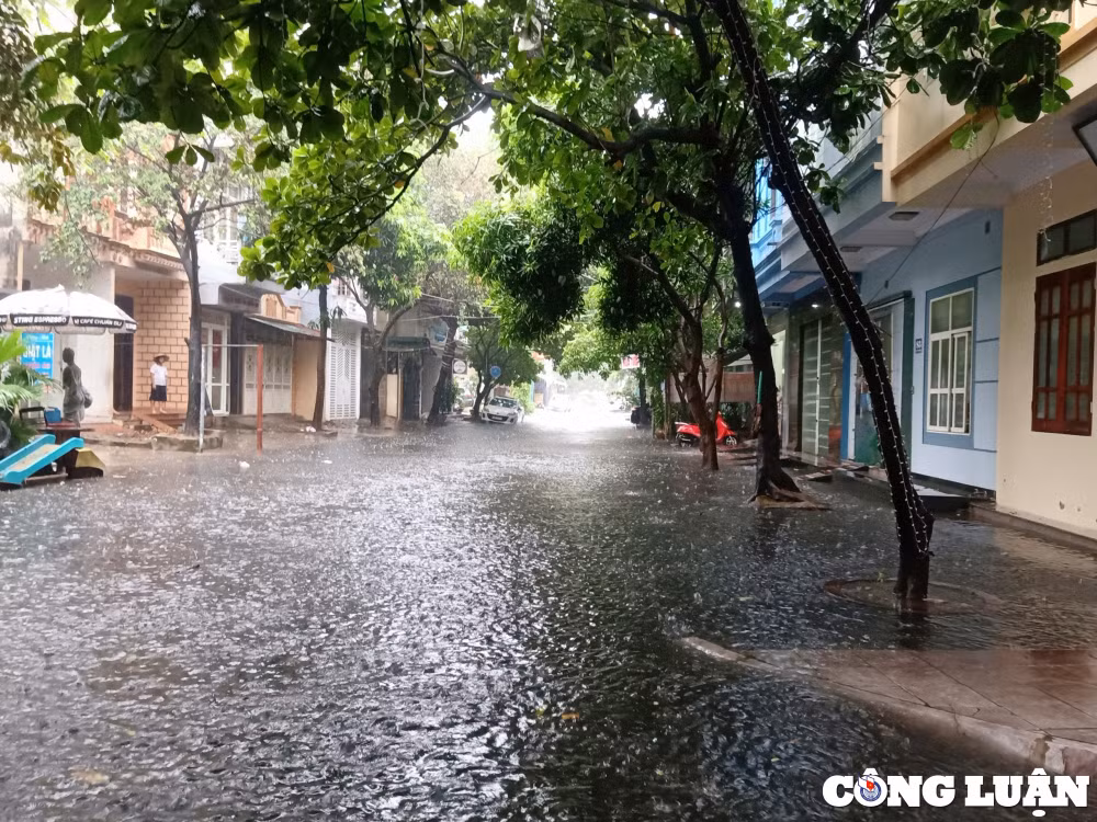 thanh hoa mua lon keo dai khien nhieu tuyen pho ngap sau trong nuoc hinh 1