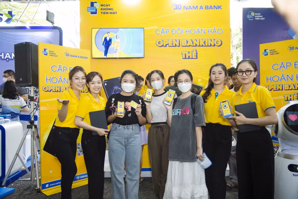 khach hang hao hung voi thanh toan mot cham tai ngay khong tien mat hinh 4