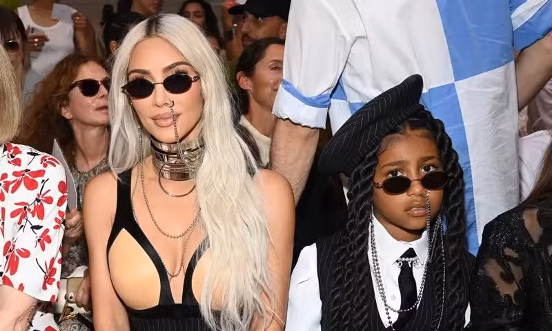 con gai kim kardashian to ra kho chiu khi bi chup anh tai san dien thoi trang hinh 2