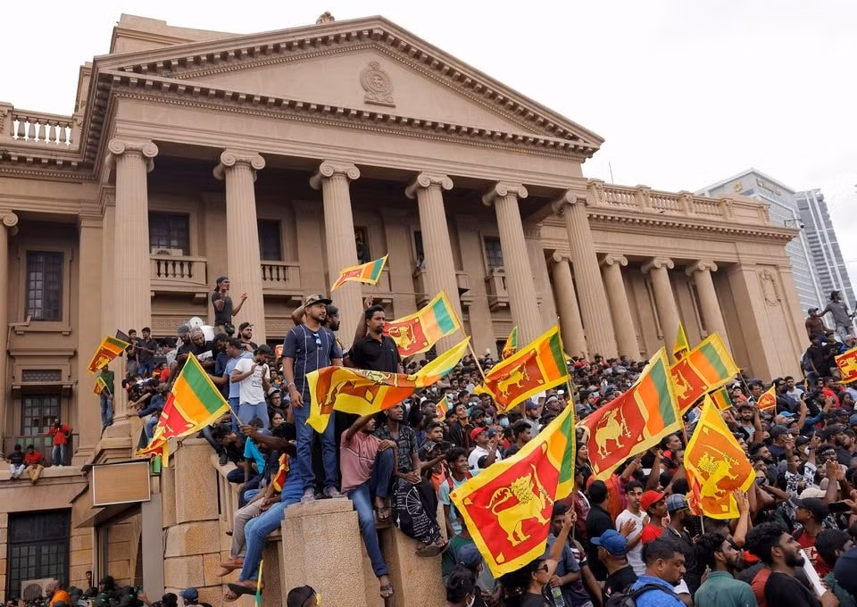 tong thong sri lanka tu chuc nguoi bieu tinh xong vao cac toa nha chinh phu hinh 2