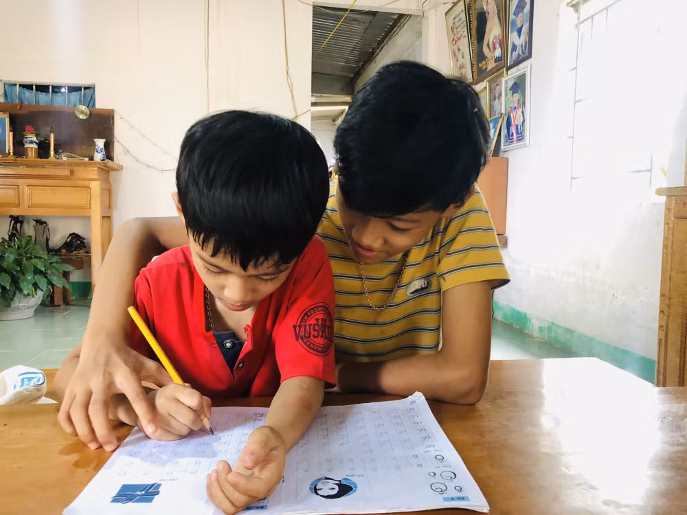chong mat nguoi vo ung thu gang guong tung ngay nuoi hai con nho hinh 2