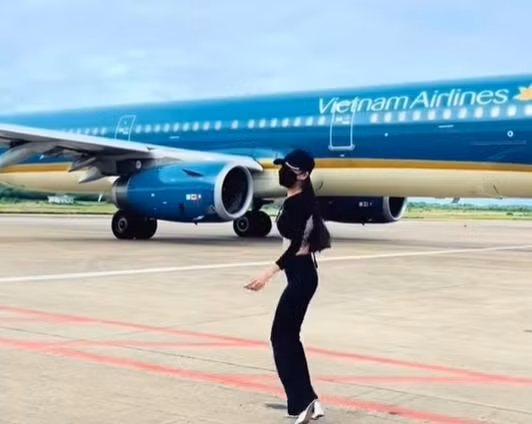 xac minh nu hanh khach ra sat may bay quay video dua len mang xa hoi hinh 1