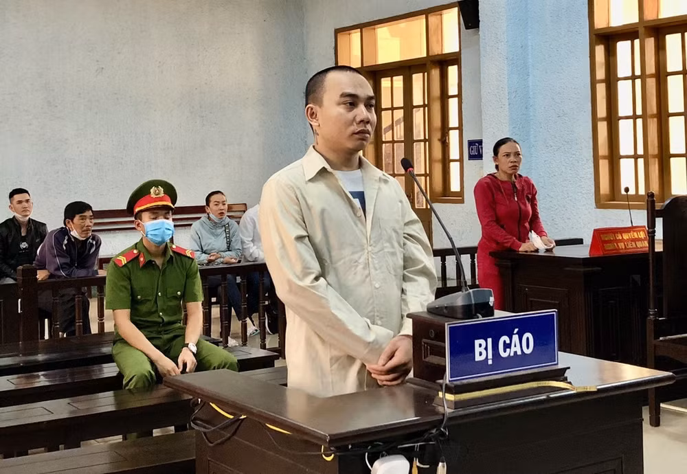 nguoi dan ong nhan tam tam xang dot con trai ruot vi khong gap duoc vo hinh 1