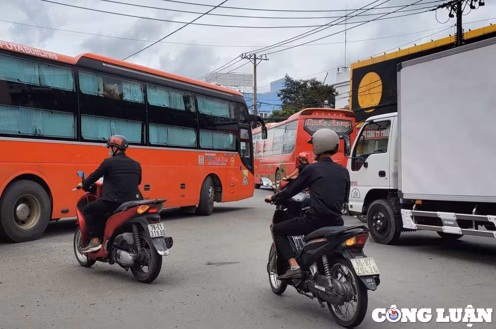 nghich canh noi chen chuc noi vang bong nguoi cua 2 ben xe mien dong cu va moi hinh 3