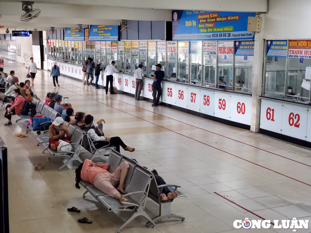 nghich canh noi chen chuc noi vang bong nguoi cua 2 ben xe mien dong cu va moi hinh 7