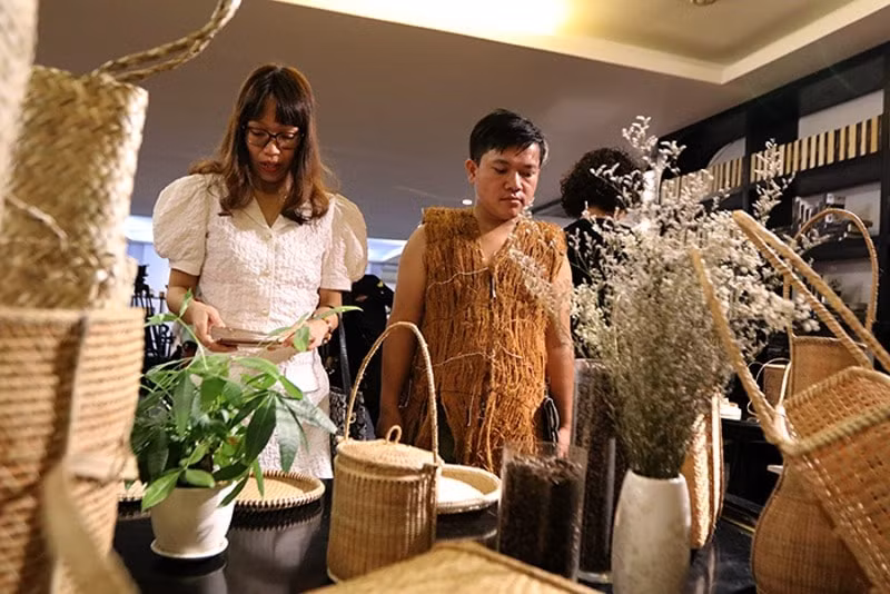 nguoi co tu gin giu nghe truyen thong dan lat hinh 5