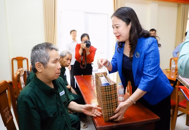 pho chu tich nuoc vo thi anh xuan tham tang qua thuong benh binh hinh 2