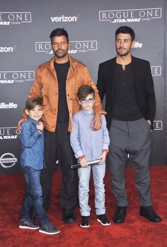 ricky martin bi to bao hanh gia dinh hinh 3