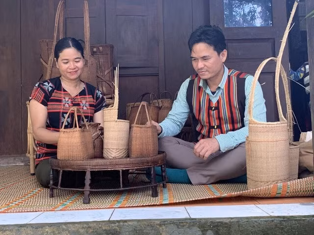nguoi co tu gin giu nghe truyen thong dan lat hinh 3