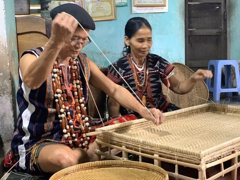 nguoi co tu gin giu nghe truyen thong dan lat hinh 2
