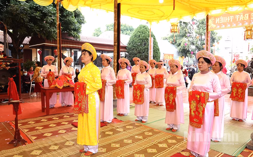 trao bang chung nhan le hoi bao ban lang non khe duoc cong nhan la di san van hoa phi vat the quoc gia hinh 1