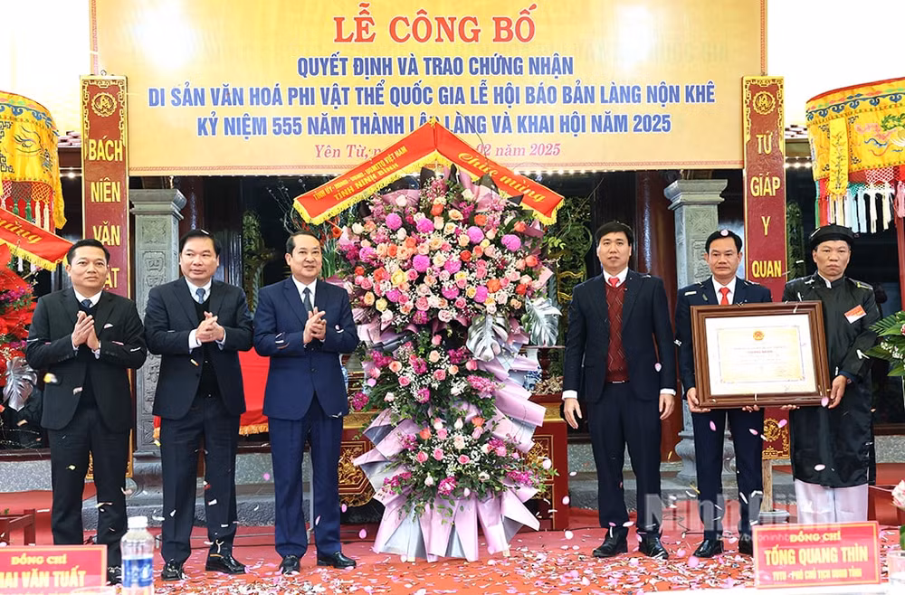 trao bang chung nhan le hoi bao ban lang non khe duoc cong nhan la di san van hoa phi vat the quoc gia hinh 2