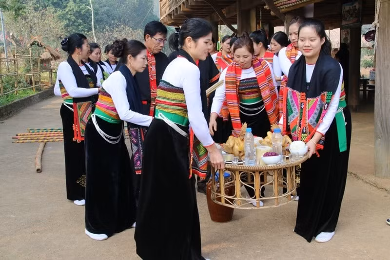 dong bao cac dan toc vui hoi xuan tai lang van hoa hinh 2