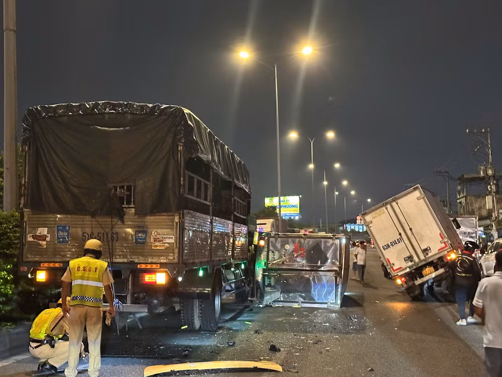 tp hcm tai nan lien hoan xe tai nam ngon ngang tren duong hinh 1