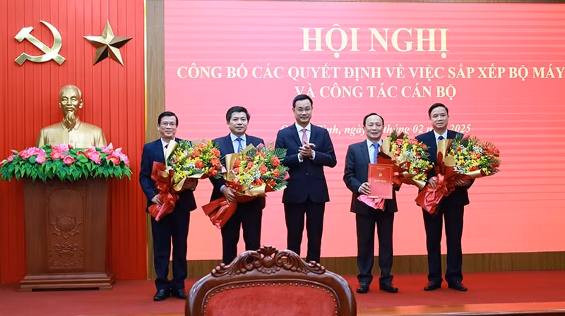 quang binh cong bo cac quyet dinh ve sap xep bo may va cong tac can bo hinh 1