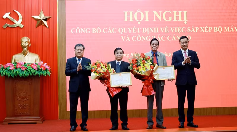 quang binh cong bo cac quyet dinh ve sap xep bo may va cong tac can bo hinh 4