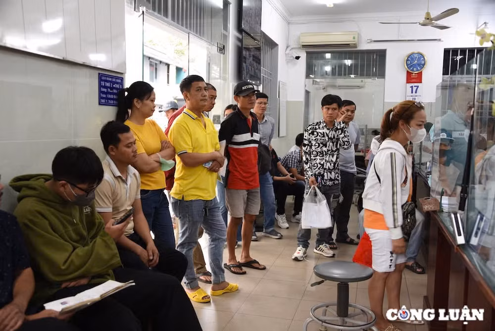 tp hcm nguoi dan do xo di doi giay phep lai xe cac diem tiep nhan qua tai hinh 11