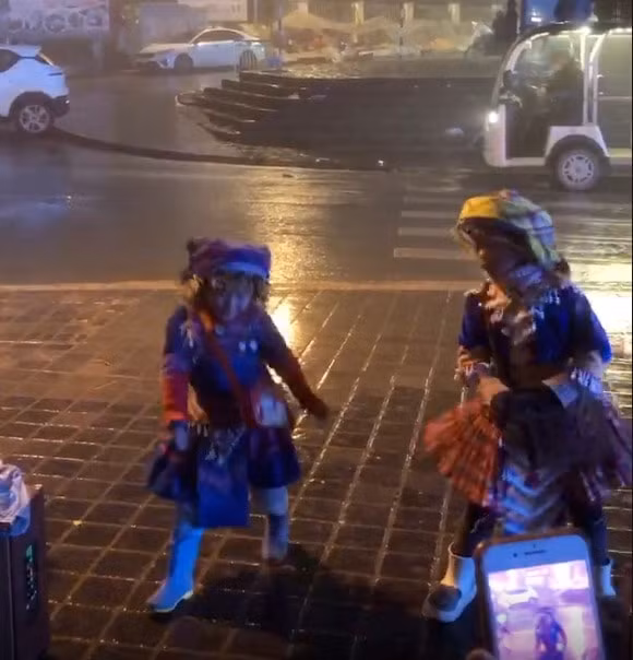 tre em mac trang phuc dan toc nhay nhot de xin tien lanh dao thi xa sa pa noi gi hinh 2