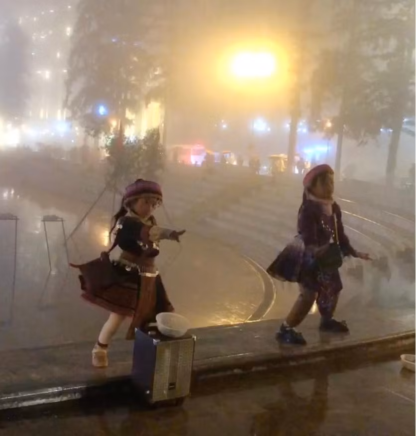 tre em mac trang phuc dan toc nhay nhot de xin tien lanh dao thi xa sa pa noi gi hinh 1