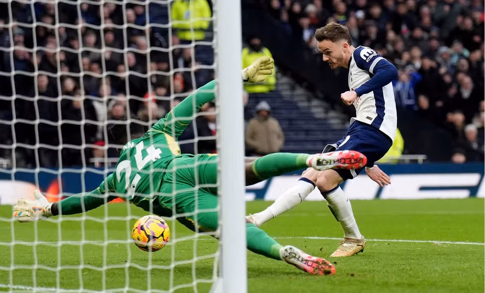 maddison ruc sang tottenham day mu xuong vi tri thu 15 hinh 1