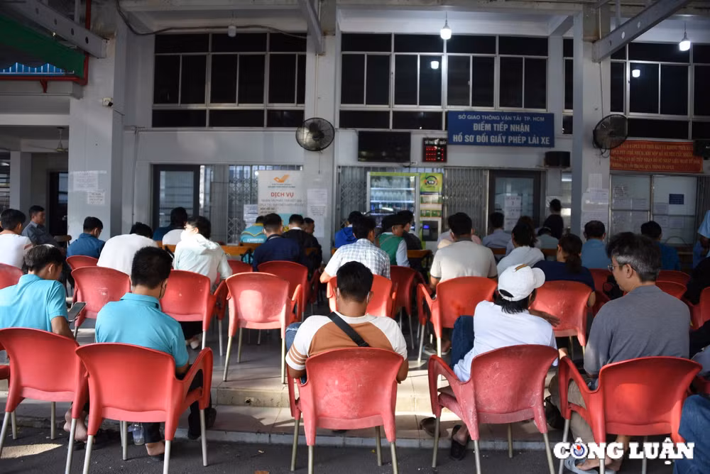 tp hcm nguoi dan do xo di doi giay phep lai xe cac diem tiep nhan qua tai hinh 6