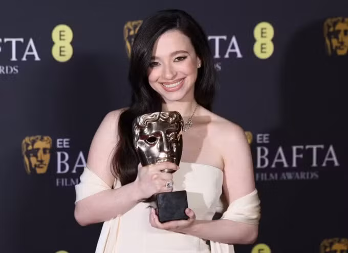 mikey madison vuot demi moore thang giai nu dien vien xuat sac tai bafta 2025 hinh 1