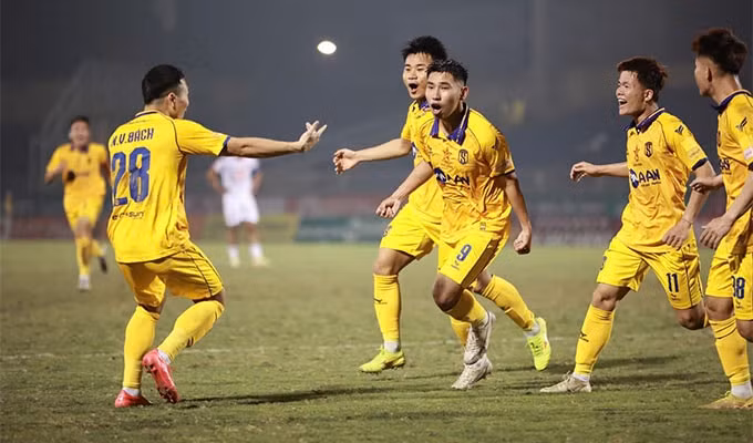 filip nhan con ac mong alan lap hat trick giup cahn thoat thua ngoan muc hinh 2