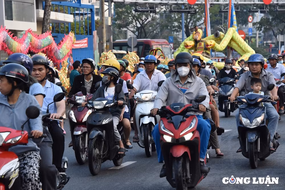 ngam doan dieu hanh duong pho trong ngay tet nguyen tieu o tp hcm hinh 3