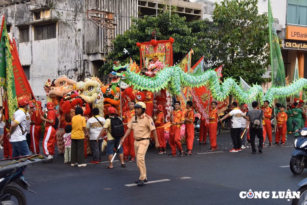 ngam doan dieu hanh duong pho trong ngay tet nguyen tieu o tp hcm hinh 4