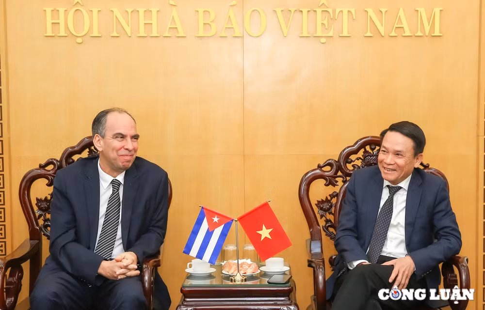 hoi nha bao viet nam tiep xa giao doan dai su cuba tai viet nam hinh 1