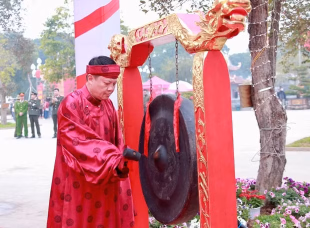doc dao le hoi den lang suong tai phu tho ruoc nuoc te le trang trong hinh 2