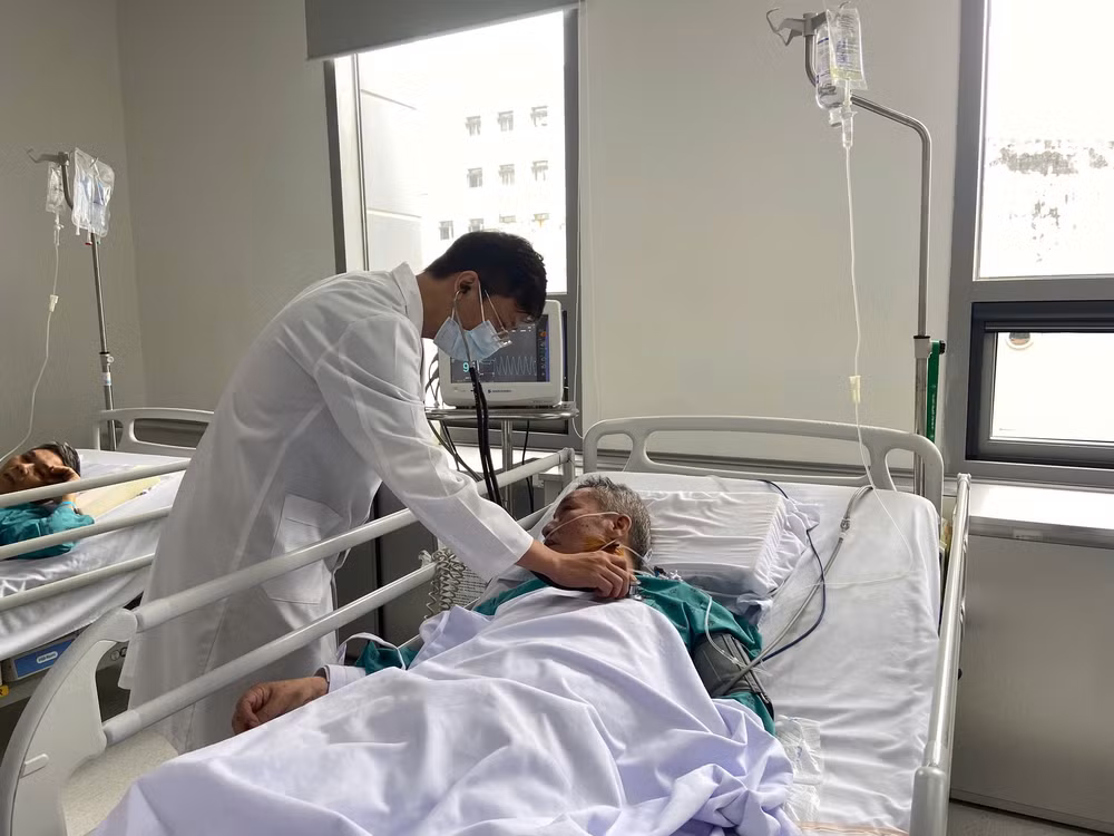 nhieu benh nhan nhap vien vi mac cum dien bien nang tham chi nguy kich hinh 1