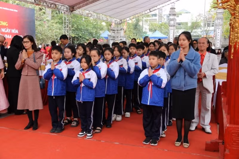 dang huong ky niem 1081 nam ngay hoa cua duc vuong ngo quyen hinh 2
