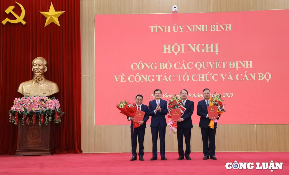 ninh binh cong bo quyet dinh bo nhiem sap xep to chuc bo may hinh 1