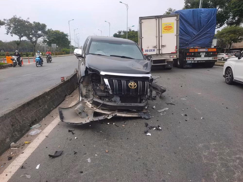 tp hcm sau va cham voi xe tai o to hu hong nang phan dau vo nat hinh 1