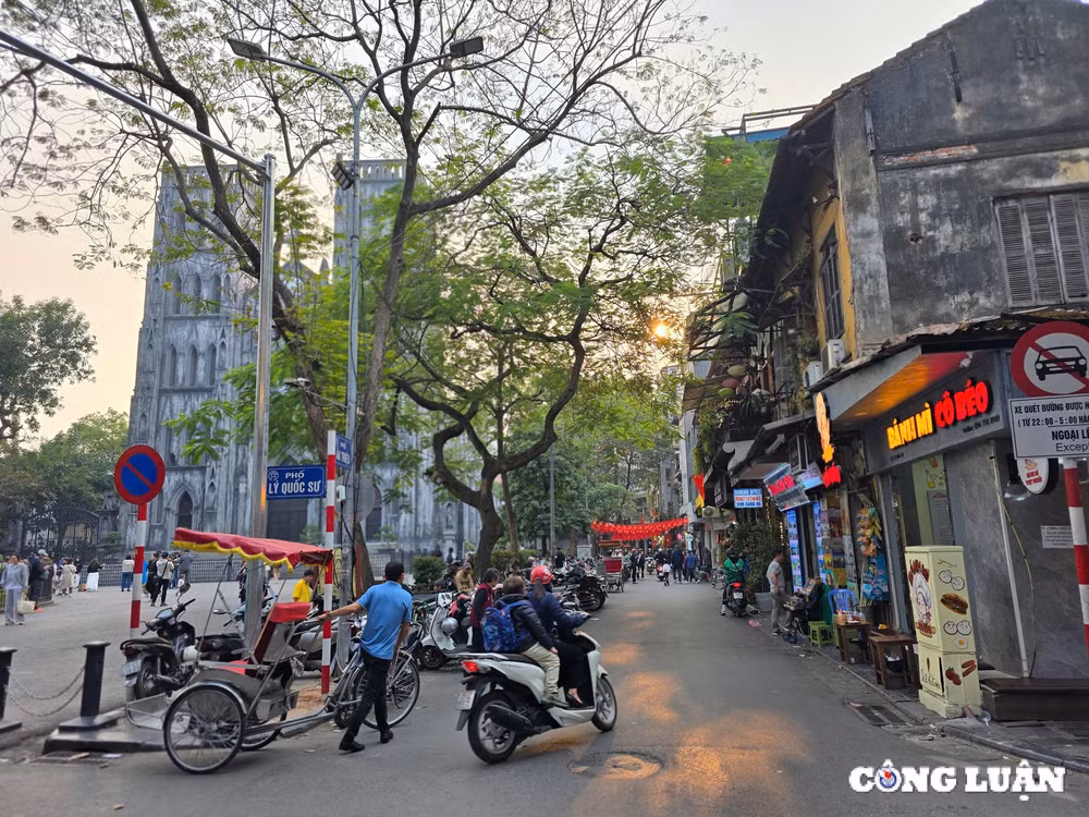 cam oto tren 16 cho vao pho co ho guom tao khong gian an toan cho nguoi dan du khach hinh 7