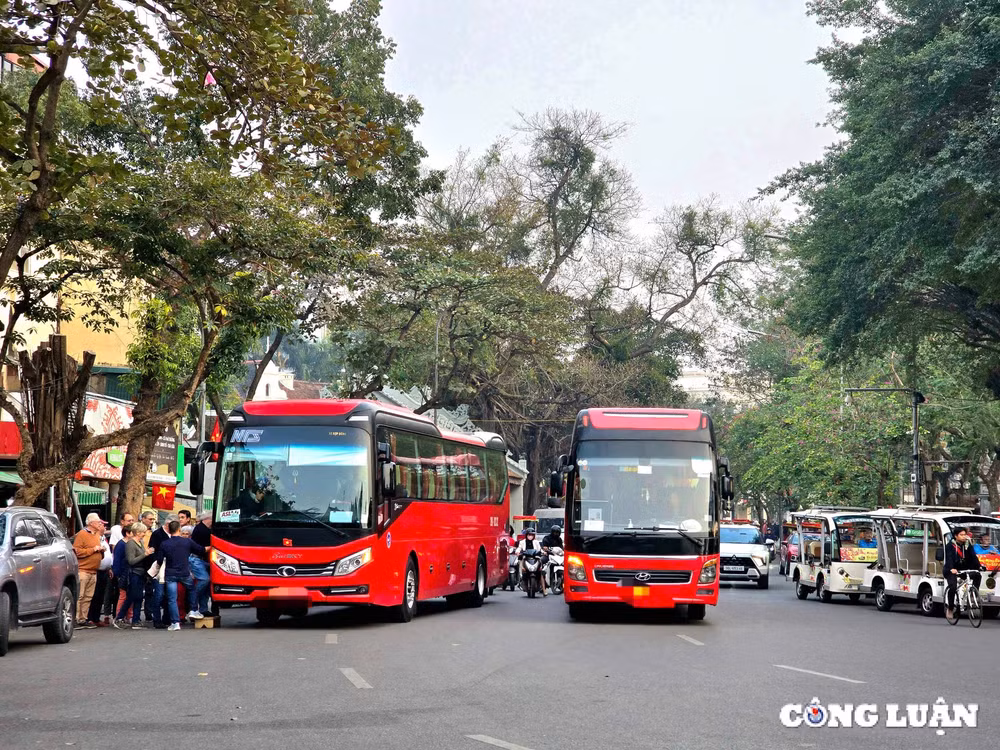 cam oto tren 16 cho vao pho co ho guom tao khong gian an toan cho nguoi dan du khach hinh 3