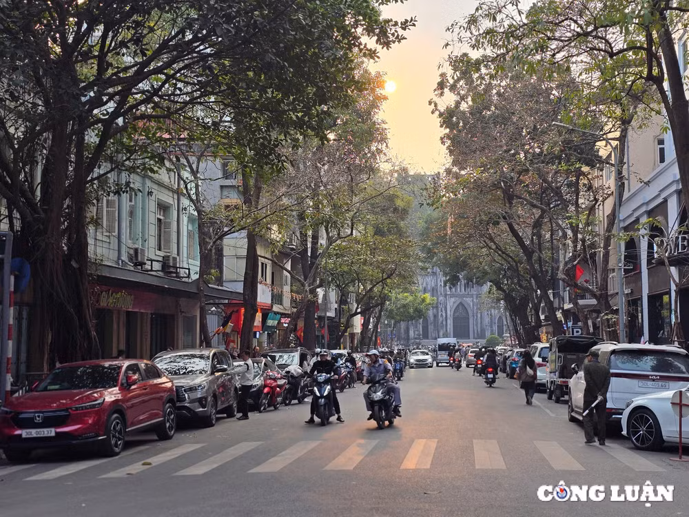 cam oto tren 16 cho vao pho co ho guom tao khong gian an toan cho nguoi dan du khach hinh 10