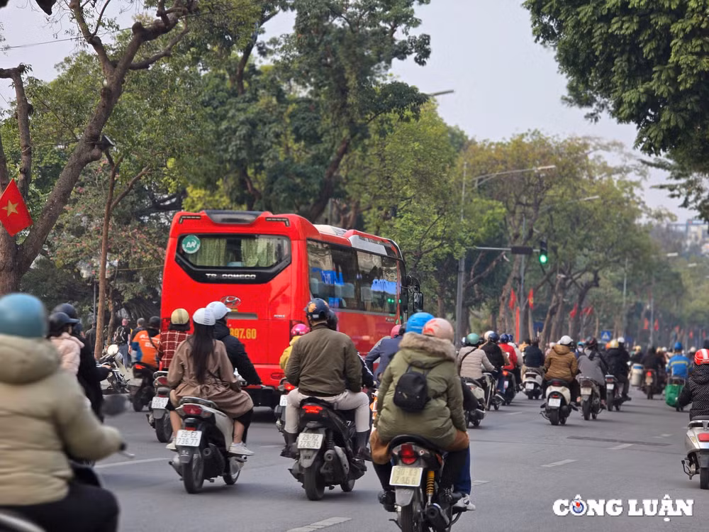 cam oto tren 16 cho vao pho co ho guom tao khong gian an toan cho nguoi dan du khach hinh 6