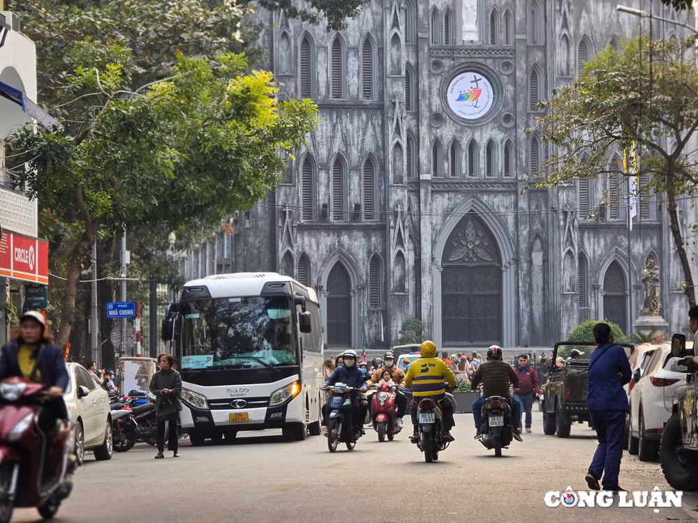 cam oto tren 16 cho vao pho co ho guom tao khong gian an toan cho nguoi dan du khach hinh 1