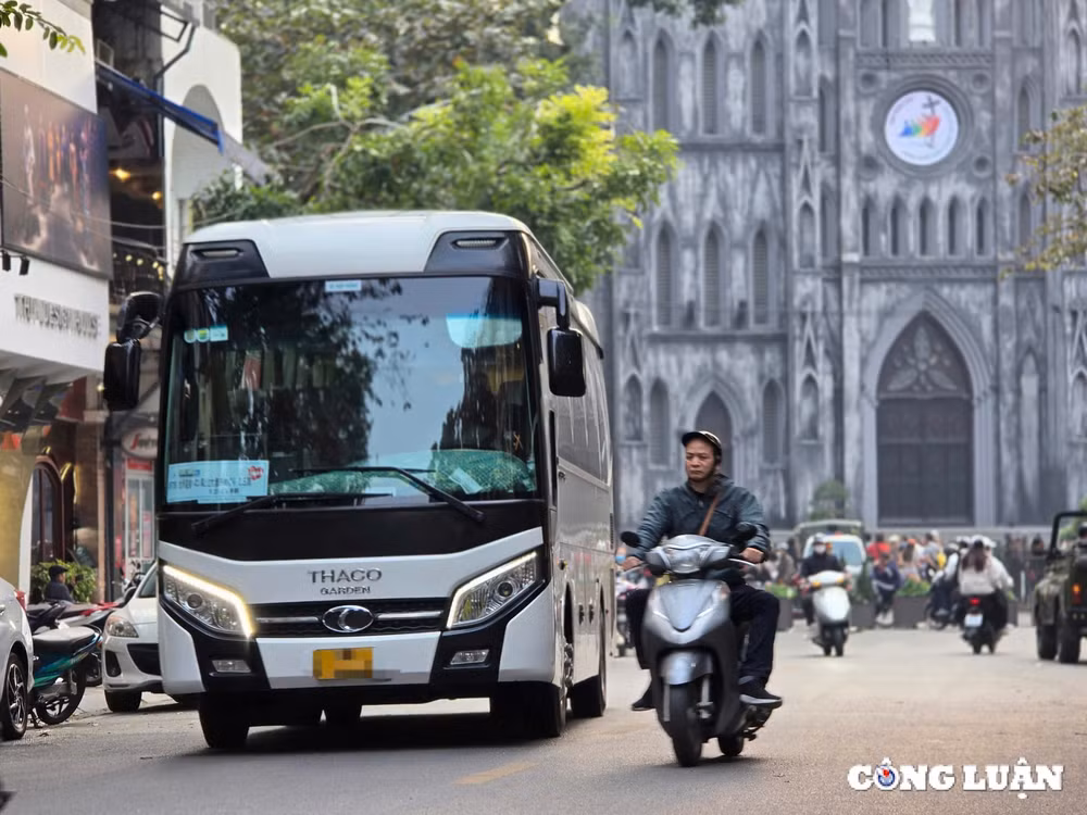 cam oto tren 16 cho vao pho co ho guom tao khong gian an toan cho nguoi dan du khach hinh 2