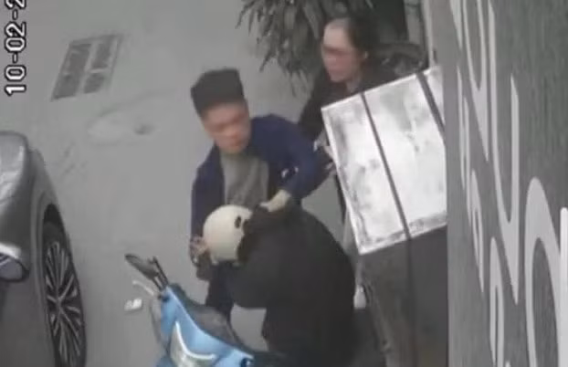 tp ha noi yeu cau bao cao vu viec tai xe oto hanh hung nam shipper truoc ngay 21 2 hinh 1
