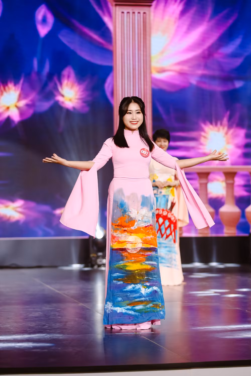 24 hoa hong thep khoe sac tai dem ban ket hoa hau doanh nhan viet nam 2025 hinh 10
