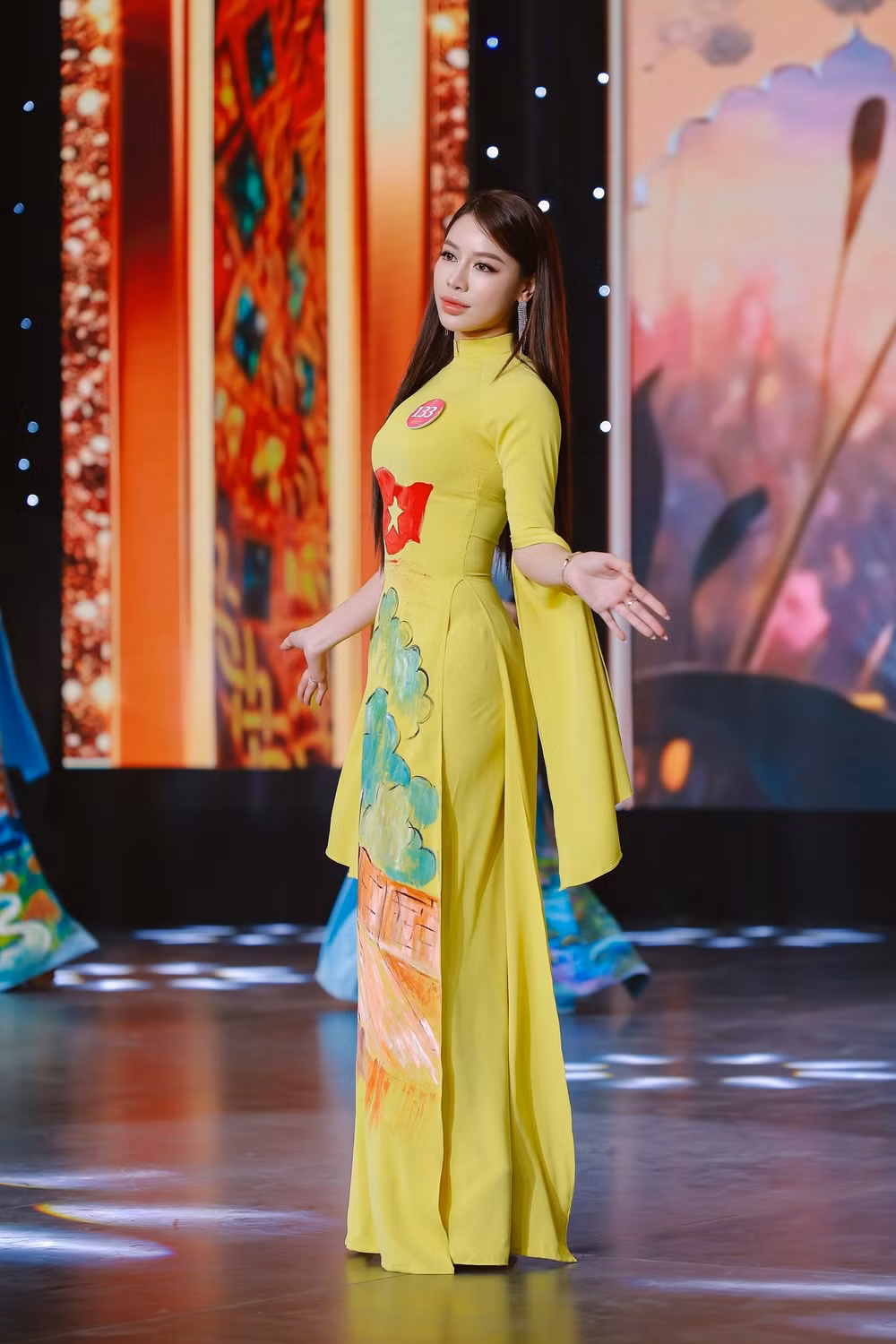 24 hoa hong thep khoe sac tai dem ban ket hoa hau doanh nhan viet nam 2025 hinh 9