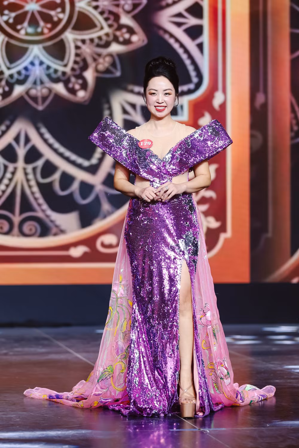 24 hoa hong thep khoe sac tai dem ban ket hoa hau doanh nhan viet nam 2025 hinh 12