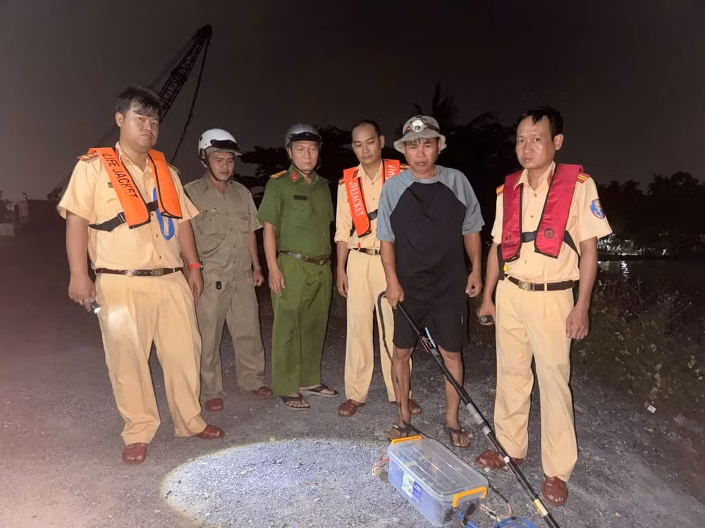 tp hcm bat doi tuong khai thac thuy san trai phep o song dong nai hinh 1