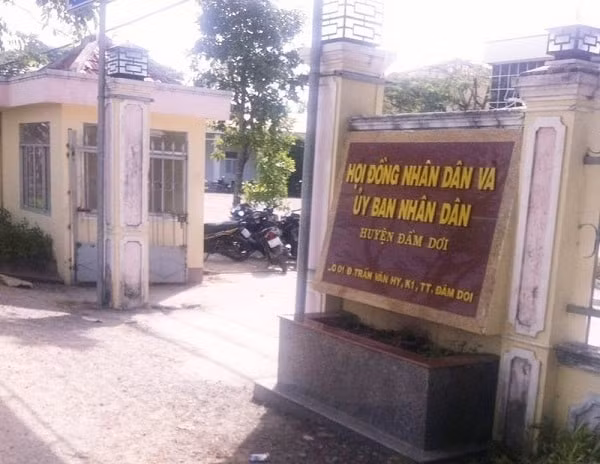 hang loat can bo o ca mau bi bat tam giam do vi pham quy dinh quan ly dat dai hinh 1