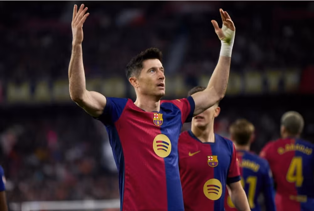 lewandowski toa sang barca vuon len chiem ngoi dau la liga 2024 25 hinh 1