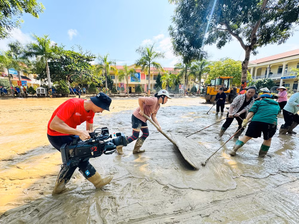 phong-vien-vtv-tac-nghiep-tai-mot-diem-chiu-thiet-hai-sau-con-bao-so-3-nam-2024.jpg